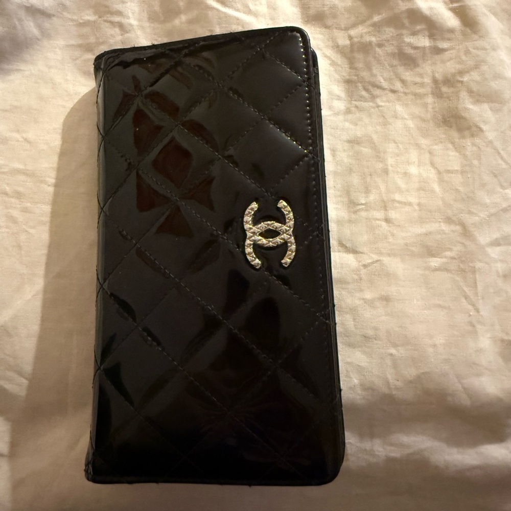 Chanel soft glossy patent leather wallet - Picture 1 of 12